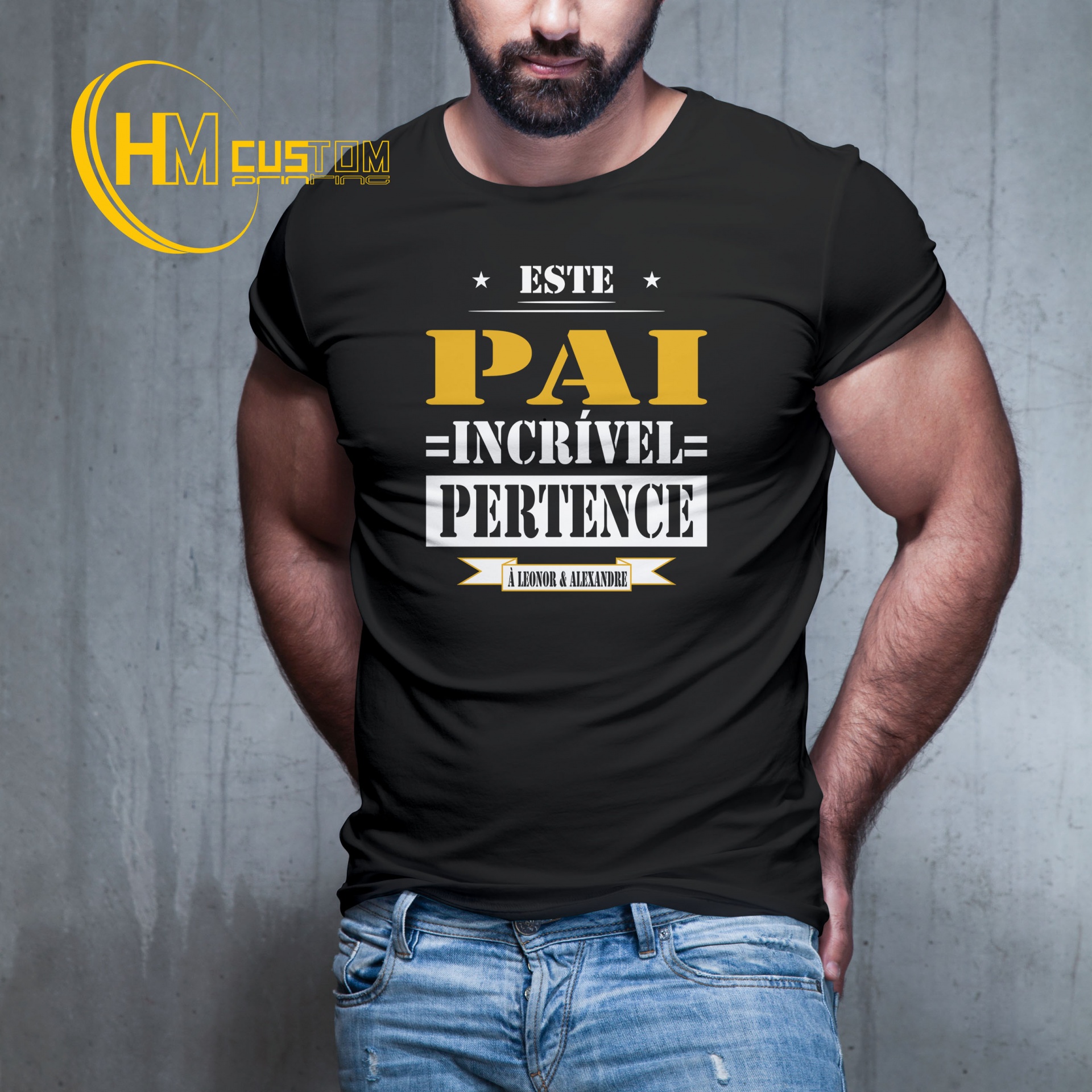 Este Pai incriível pertence...+ Nome/s Homem com t-shirt preta estampada com texto em branco e amarelo