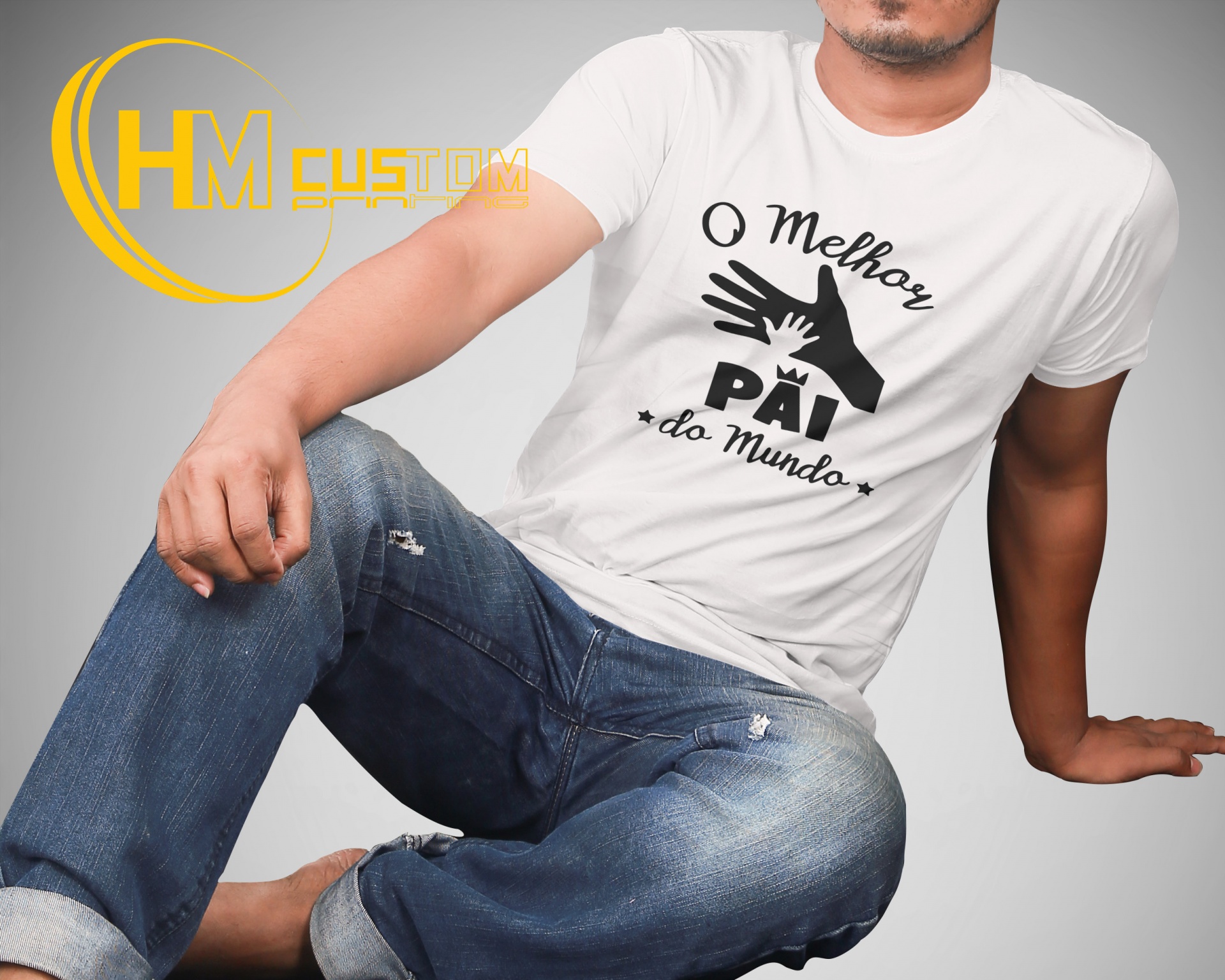 O Melhor Pai do Mundo Homem com t-shirt branca estampada e calças de ganga azul