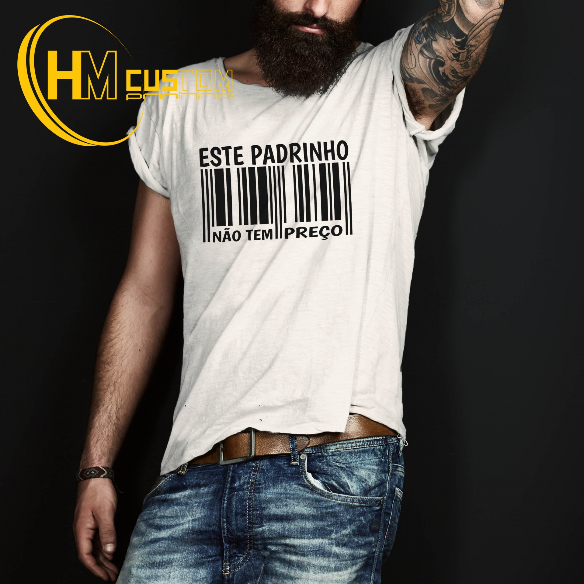 Este Padrinho não tem Preço Homem com camisola branca estampada 'ESTE PADRINHO NÃO TEM PREÇO' e calças de ganga