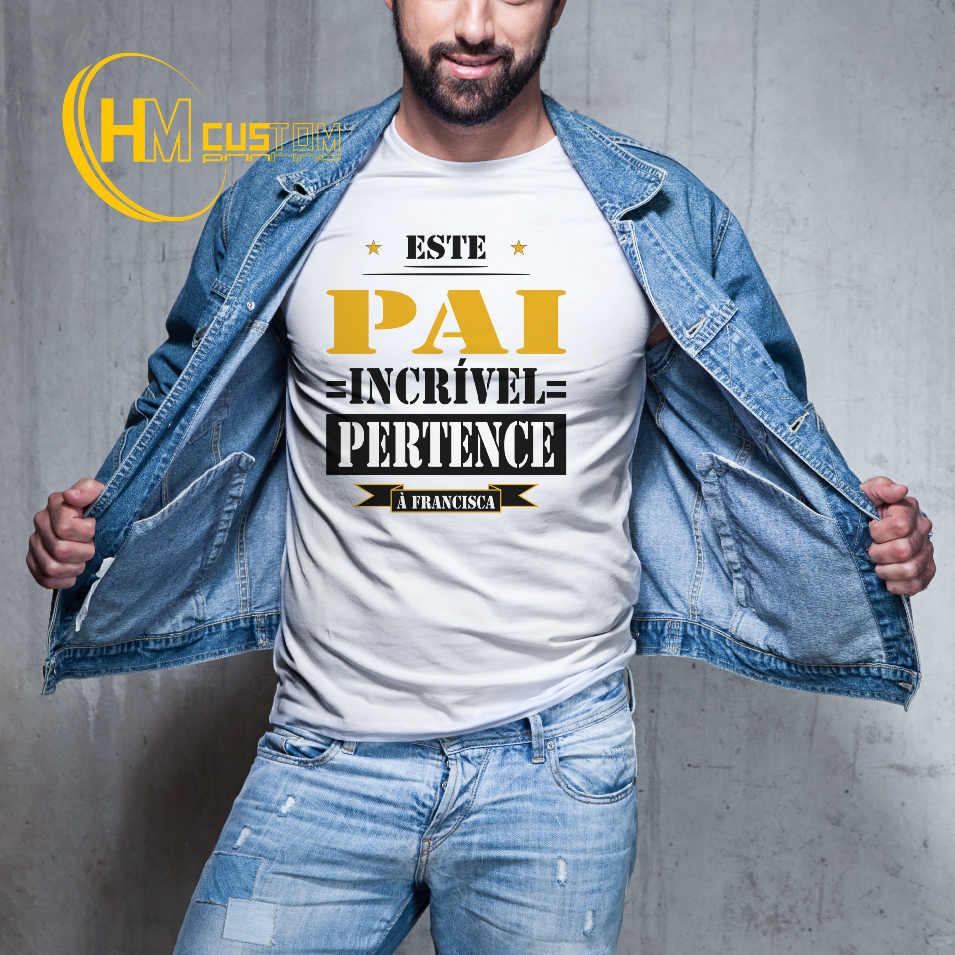 Este Pai incriível pertence...+ Nome/s Camiseta branca com texto em preto e dourado sobre homem com camisa jeans aberta