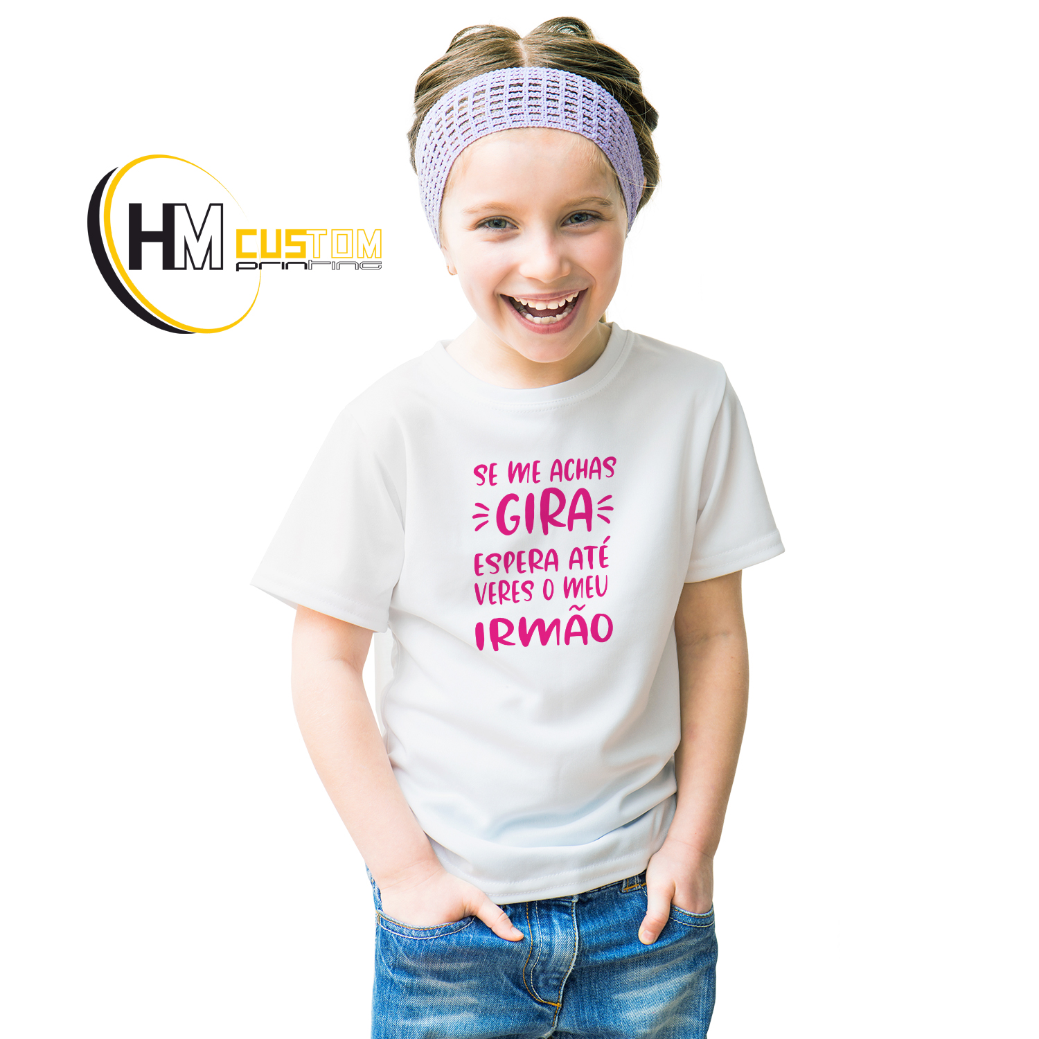 T-Shirt " Se me achas giro/a espera até veres o meu irmão " Camisola branca infantil com texto rosa e calças de ganga