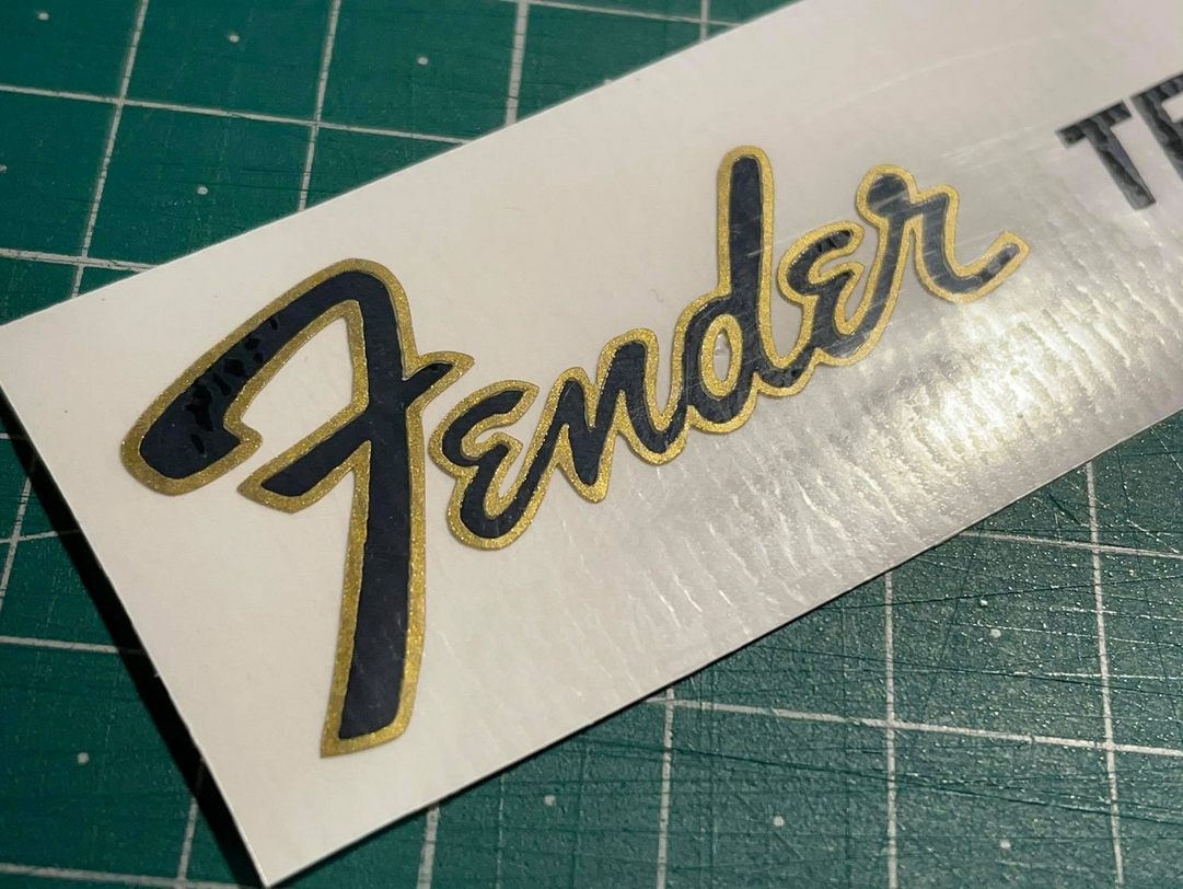 Fender Telecaster Thinline two colors vinyl Logo Sticker Adesivo branco com logo Fender dourado sobre superfície verde de corte