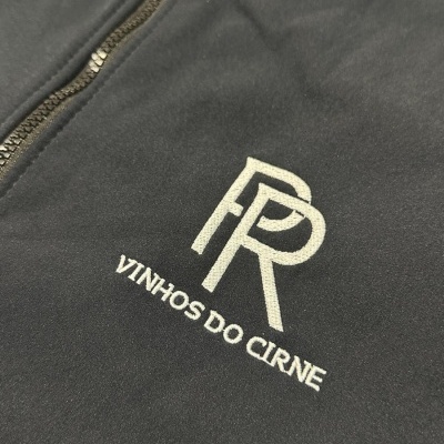 Casaco cinza escuro com logótipo branco bordado e fecho de correr