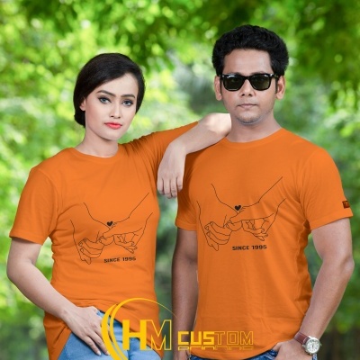 T-shirt laranja com estampa de mãos entrelaçadas e texto 'SINCE 1995'