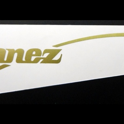 Autocolante dourado Ibanez sobre fundo branco