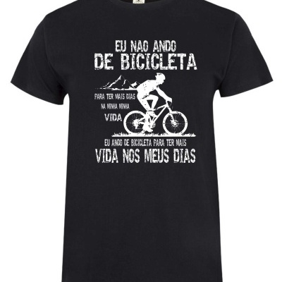 T-shirt preta com estampado branco de ciclista e texto em português