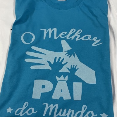 Camiseta azul com estampa branca 