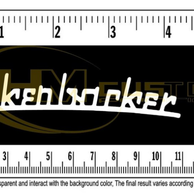 Adesivo preto com texto branco e amarelo e régua acima mostrando escala em polegadas.