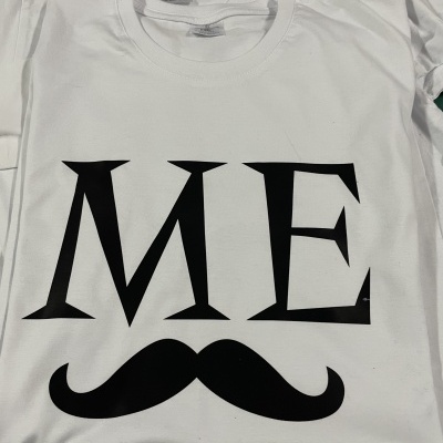 Camisetas brancas com impressão preta ME e bigode