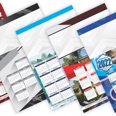 Cinco calendários de parede de 2022 com cores e padrões variados e imagens de construções