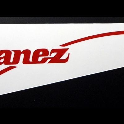 Letreiro ou decalque com texto Ibanez em vermelho sobre fundo branco e preto