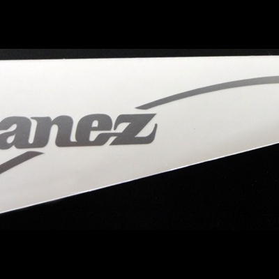 Palheta branca de guitarra Ibanez com gráfico cinzento em fundo preto