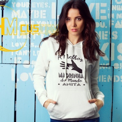 Mulher com hoodie branca estampada em fundo azul de madeira