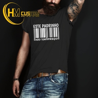 Homem com camisa preta estampada com código de barras e texto em branco