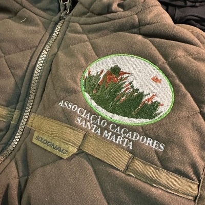 Casaco acolchoado castanho com bordado da Associação Caçadores Santa Marta