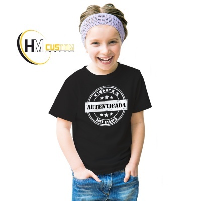 Camisola preta infantil com estampa branca AUTENTICADA usada por criança com calças de ganga e faixa lilás