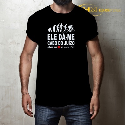 Homem a usar t-shirt preta com estampa branca de evolução humana e texto em português.