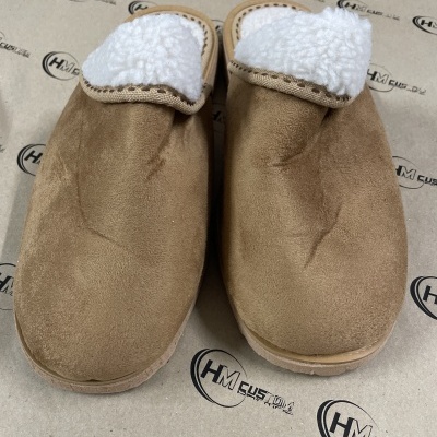 Chinelos castanhos claros de veludo com forro branco felpudo