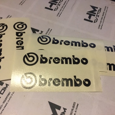 Autocolantes transparentes com logo Brembo preto sobre folhas brancas com texto