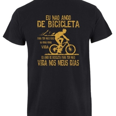 T-shirt preta com estampa dourada de bicicleta e texto nas costas