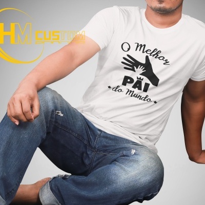 Homem com t-shirt branca estampada e calças de ganga azul