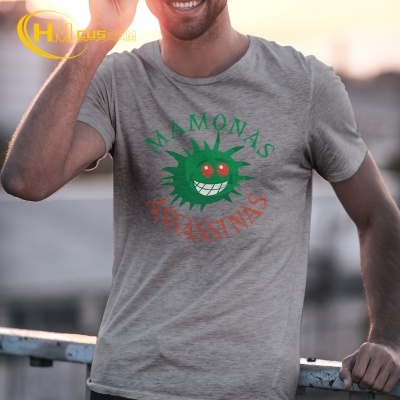 Camiseta cinzenta com estampa colorida e texto MAMONAS ASSASSINAS ao ar livre