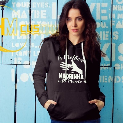 Mulher com camisola preta com capuz e texto branco A melhor madrinha do mundo, fundo azul de madeira com texto branco