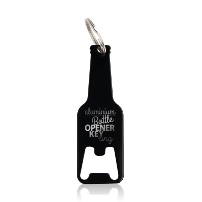 Abridor de garrafas preto em alumínio com texto branco e anel metálico