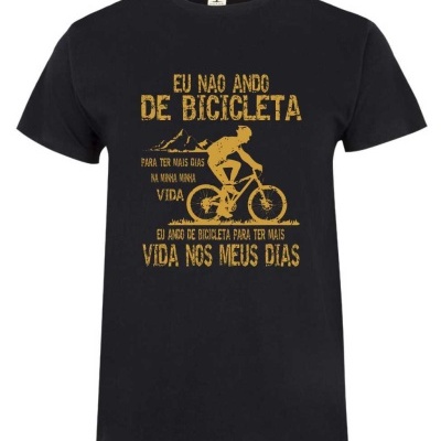 T-shirt preta com estampa amarela de ciclista e texto em português.
