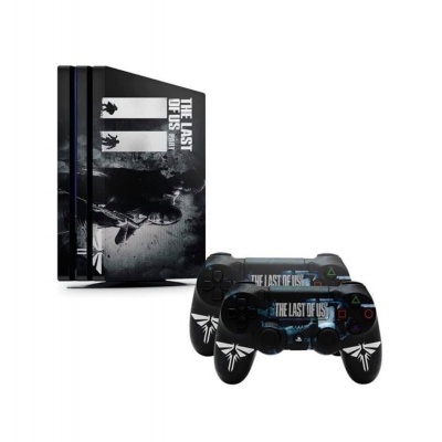 Consola e dois comandos decorados com o tema The Last of Us Part II