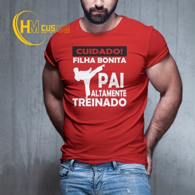 Camiseta vermelha com texto em branco e preto usada por homem com jeans claros