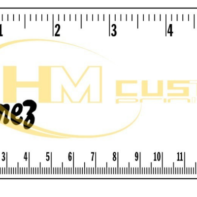 Régua branca com marcações e textos em preto e amarelo