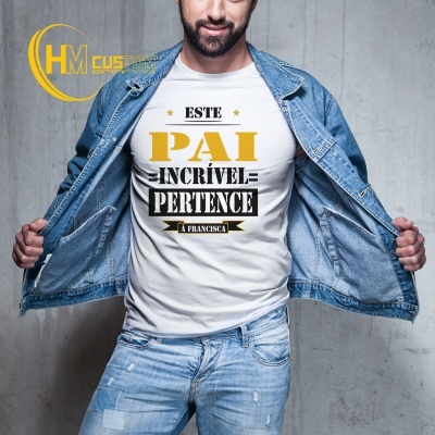 Camiseta branca com texto em preto e dourado sobre homem com camisa jeans aberta