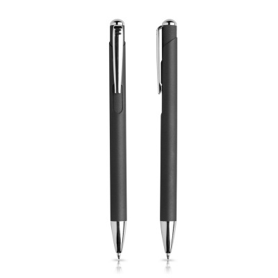 Canetas pretas com detalhes metálicos prateados em fundo branco