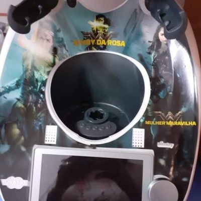 Painel de controlo de robô de cozinha branco com ecrã táctil e decoração de filmes