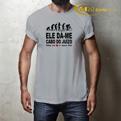 T-shirt cinzenta com design e texto em português e logótipo HM CUSTOM