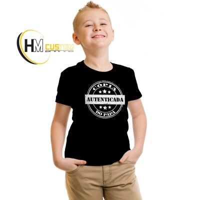 Camiseta preta infantil com estampado branco e criança com calças bege