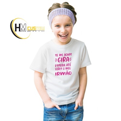 Camisola branca infantil com texto rosa e calças de ganga