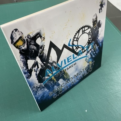 Painel dobrável com design de motociclistas e texto ALVIELAUT
