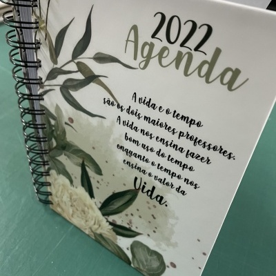 Agenda 2022 com capa branca decorada com folhas verdes e texto em português sobre vida e tempo