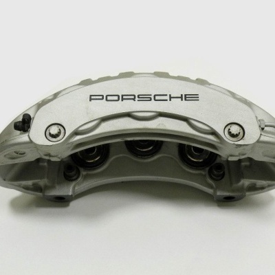 Pinça de travão cinza metalizado com texto PORSCHE preto