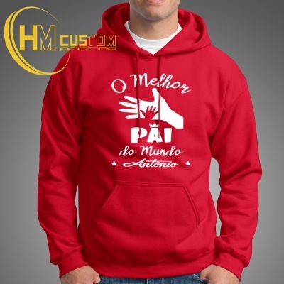 Sweatshirt vermelha com texto branco e mãos formando coração