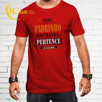 Camiseta vermelha com texto em várias cores
