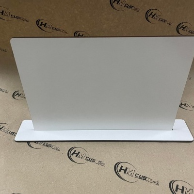 Suporte branco rectangular com base larga sobre superfície com logótipos HM CUSTOM