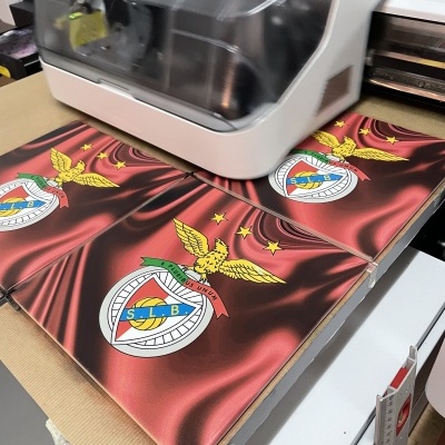 Placas decorativas a ser impressas com emblemas do SL Benfica em fundo vermelho ondulado
