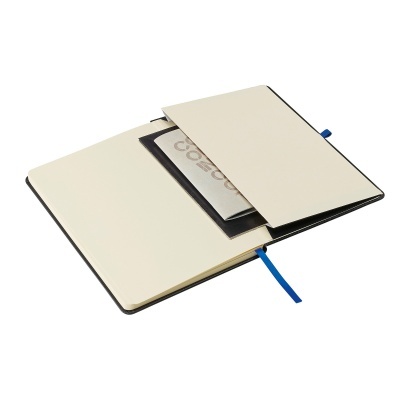Caderno aberto com marcador azul e bolso interno com cartão cinzento