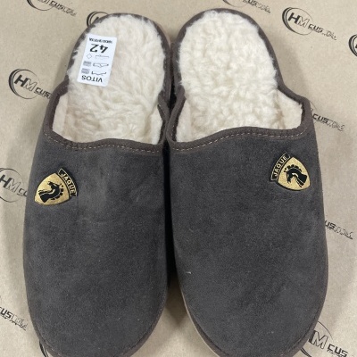 Chinelos masculinos castanhos com forro branco peludo e logótipo MADE IN PORTUGAL.