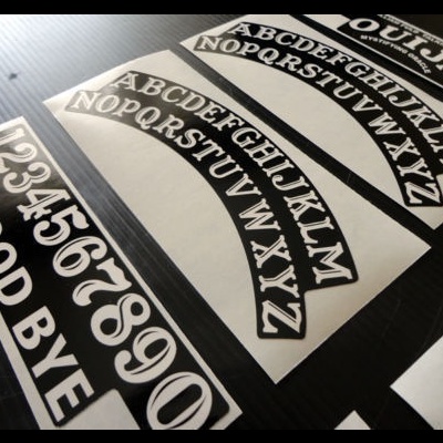 Cartas de jogo Ouija com letras e números em preto e branco