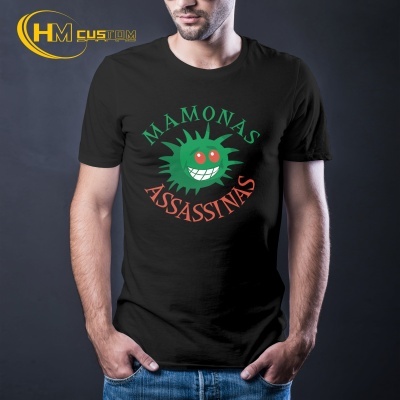 Homem com camisola preta e estampa colorida texto MAMONAS ASSASSINAS