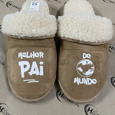 Chinelos castanhos felpudos com texto 'Melhor Pai do Mundo' e número 43
